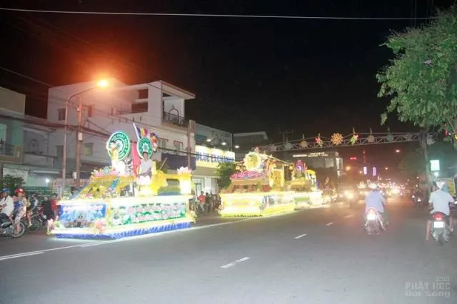 Phật giáo Đồng Tháp diễu hành xe hoa mừng Phật đản 2018 14 Phật giáo Đồng Tháp diễu hành xe hoa mừng Phật đản 2018 image-1732287854994