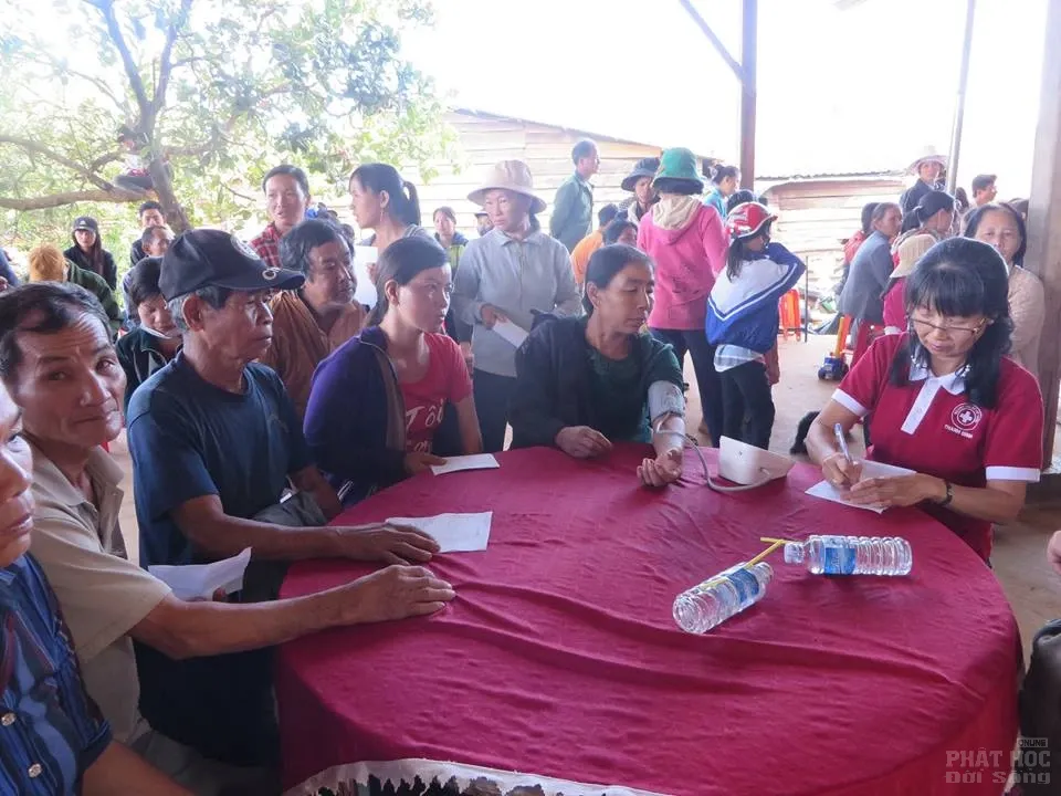 Phật giáo huyện Đăk Rlấp tặng quà tết tại xã Đăk Ngo image-1732289128912