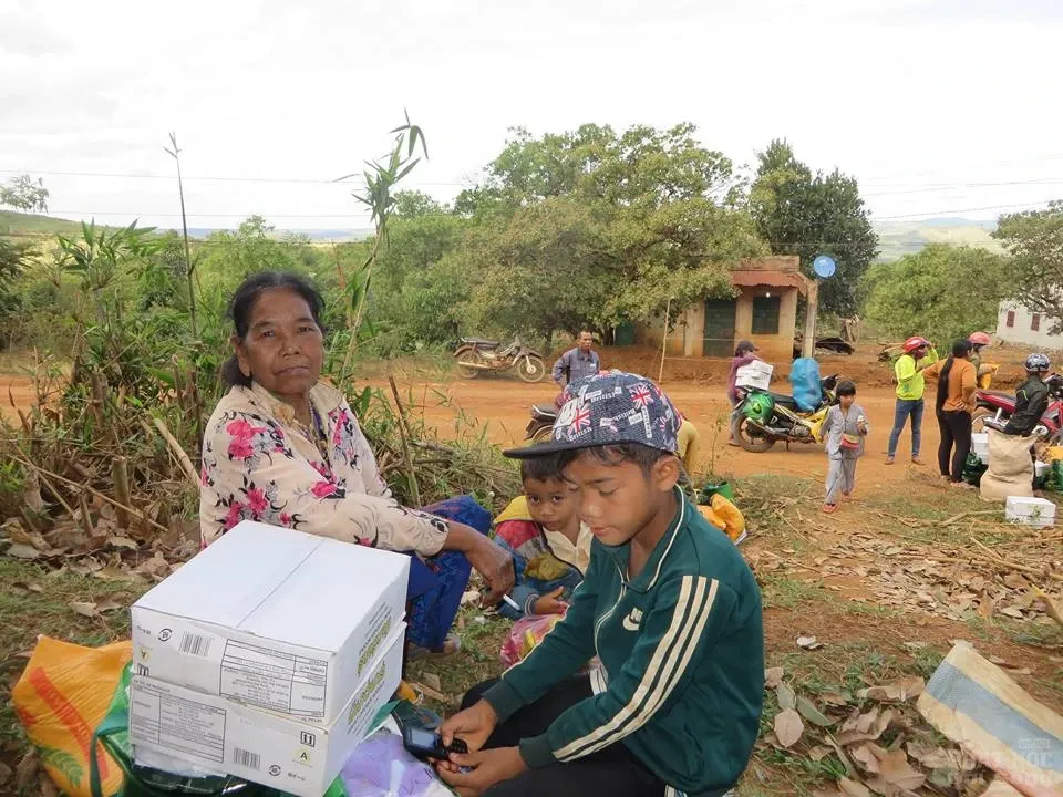 Phật giáo huyện Đăk Rlấp tặng quà tết tại xã Đăk Ngo image-1732289132273