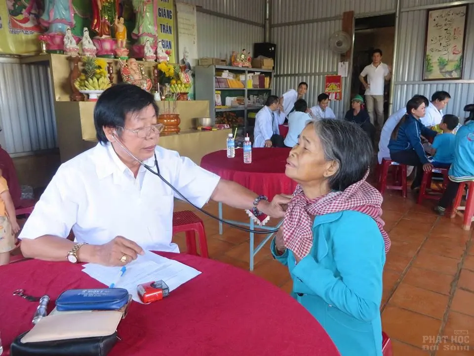 Phật giáo huyện Đăk Rlấp tặng quà tết tại xã Đăk Ngo image-1732289133274