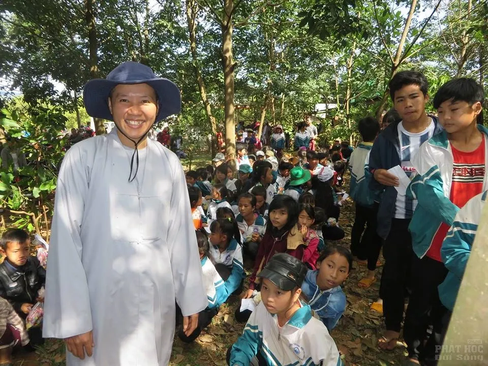 Phật giáo huyện Đăk Rlấp tặng quà tết tại xã Đăk Ngo image-1732289137672