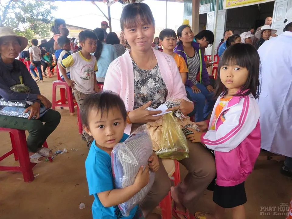 Phật giáo huyện Đăk Rlấp tặng quà tết tại xã Đăk Ngo image-1732289140128