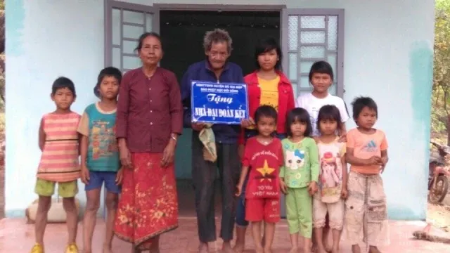 Phật học đời sống trao nhà đại đoàn kết tại Bù Gia Mập image-1731933570144