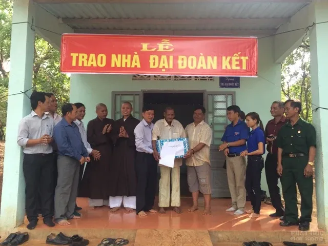 Phật học đời sống trao nhà đại đoàn kết tại Bù Gia Mập image-1731933570826