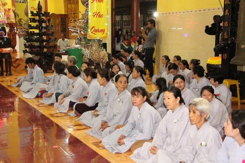 Phật tử dâng quà lên mẹ cha tại chùa Thiên Chơn 1 Phật tử dâng quà lên mẹ cha tại chùa Thiên Chơn image-1732292297241