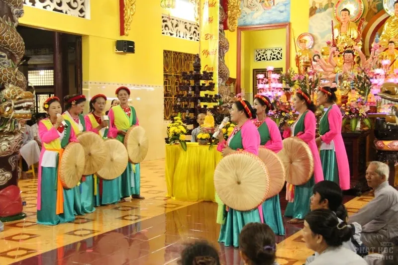 Phật tử dâng quà lên mẹ cha tại chùa Thiên Chơn 2 Phật tử dâng quà lên mẹ cha tại chùa Thiên Chơn image-1732292298293