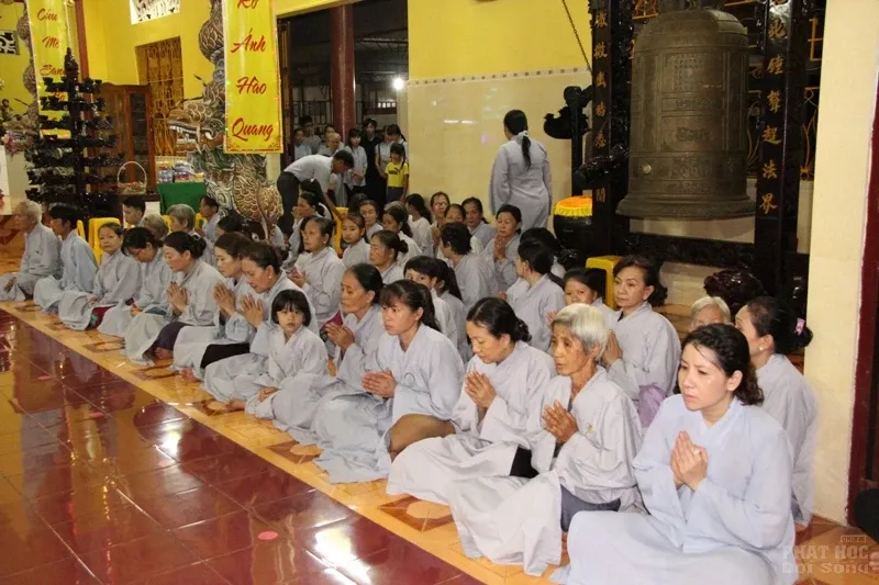Phật tử dâng quà lên mẹ cha tại chùa Thiên Chơn 3 Phật tử dâng quà lên mẹ cha tại chùa Thiên Chơn image-1732292299367