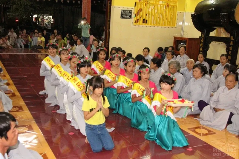 Phật tử dâng quà lên mẹ cha tại chùa Thiên Chơn 4 Phật tử dâng quà lên mẹ cha tại chùa Thiên Chơn image-1732292300511