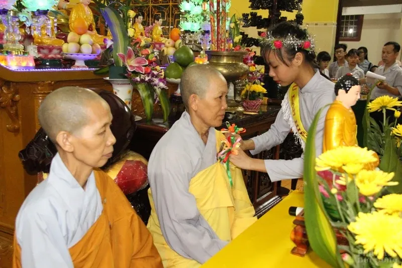 Phật tử dâng quà lên mẹ cha tại chùa Thiên Chơn 5 Phật tử dâng quà lên mẹ cha tại chùa Thiên Chơn image-1732292301560