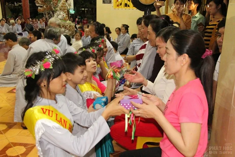 Phật tử dâng quà lên mẹ cha tại chùa Thiên Chơn  Phật tử dâng quà lên mẹ cha tại chùa Thiên Chơn image-1732292302653