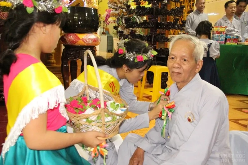 Phật tử dâng quà lên mẹ cha tại chùa Thiên Chơn 7 Phật tử dâng quà lên mẹ cha tại chùa Thiên Chơn image-1732292304700