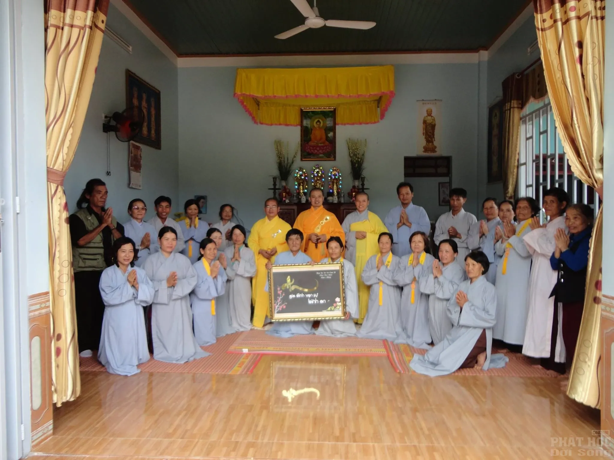 Phật tử thỉnh Phật về tư gia tôn thờ image-1731920312613