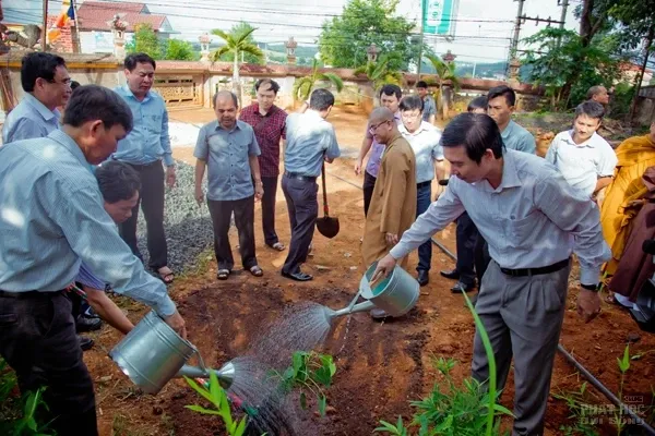Phó Tổng Kiểm toán Nhà nước trồng cây lưu niệm tại chùa Pháp Hoa image-1731934505191