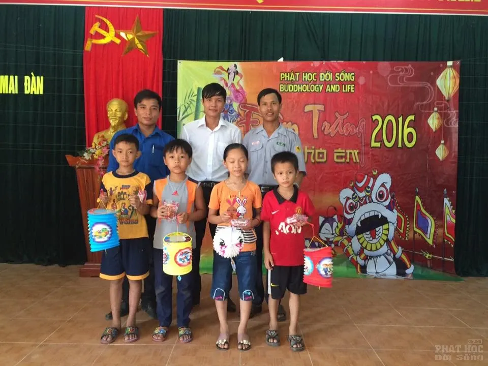 Quảng Trị: 350 phần quà trung thu cùng em tại làng Mai Đàn Quảng Trị: 350 phần quà trung thu cùng em tại làng Mai Đàn image-1732289101564