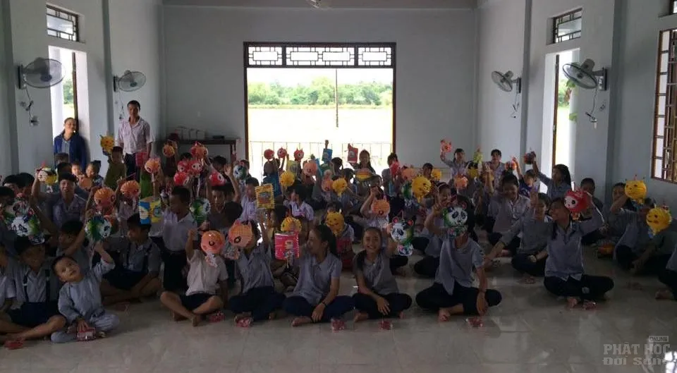 Quảng Trị: 350 phần quà trung thu cùng em tại làng Mai Đàn Quảng Trị: 350 phần quà trung thu cùng em tại làng Mai Đàn image-1732289104774