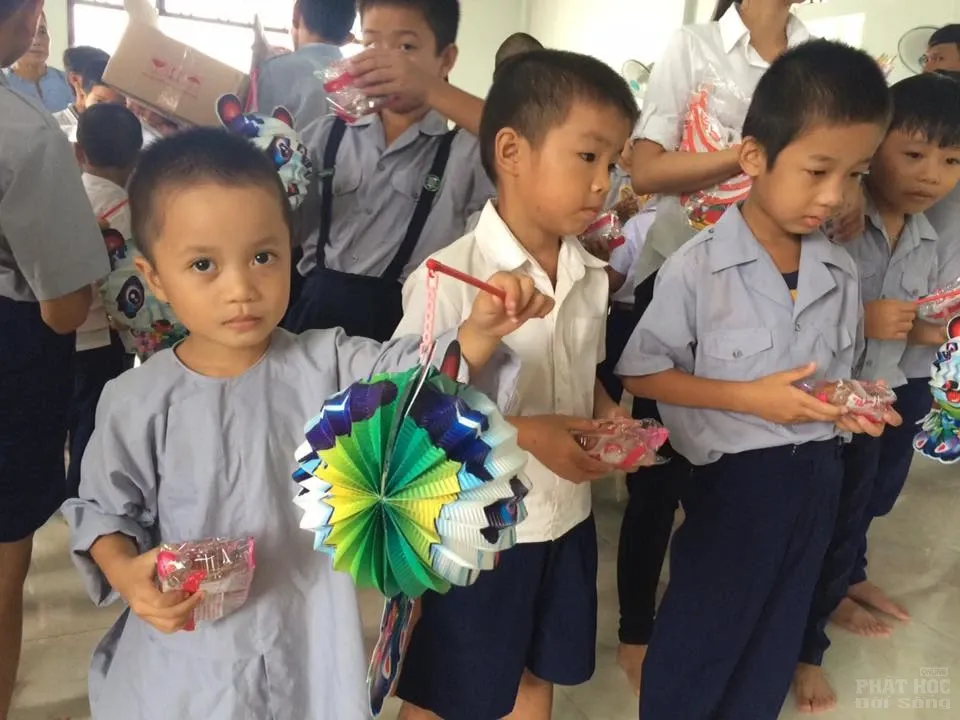 Quảng Trị: 350 phần quà trung thu cùng em tại làng Mai Đàn 2 Quảng Trị: 350 phần quà trung thu cùng em tại làng Mai Đàn image-1732289106919