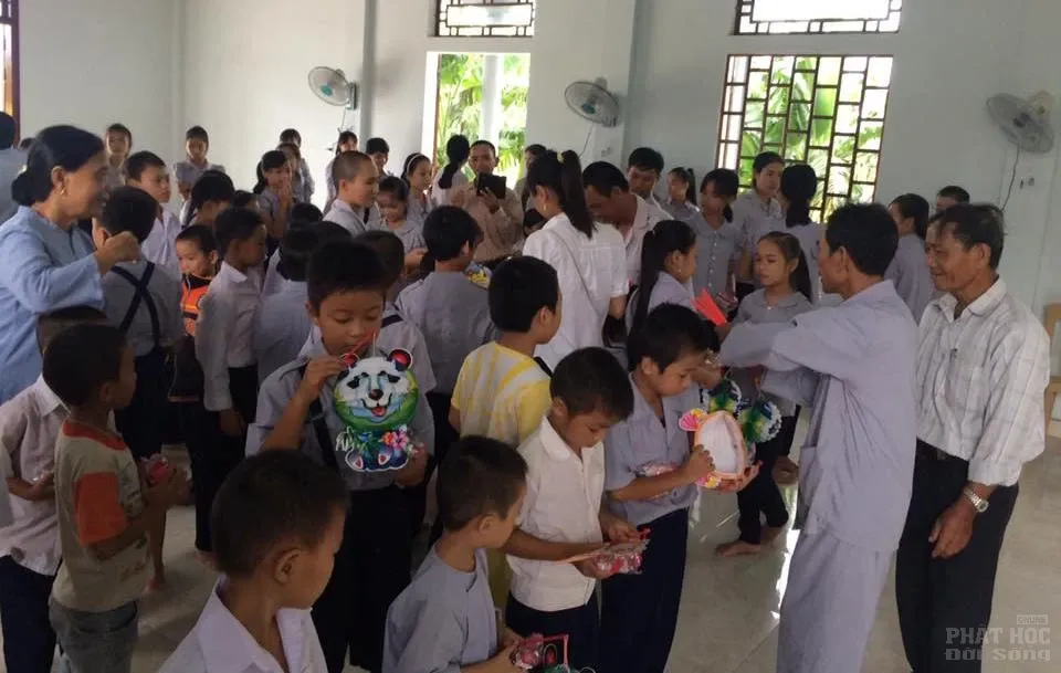 Quảng Trị: 350 phần quà trung thu cùng em tại làng Mai Đàn Quảng Trị: 350 phần quà trung thu cùng em tại làng Mai Đàn image-1732289107978