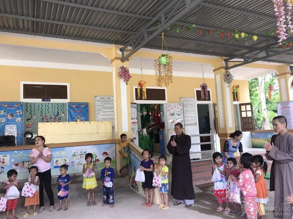 Quảng Trị: Chùa Sơn Thành mang trung thu đến với các em vùng dân tộc image-1731940421761