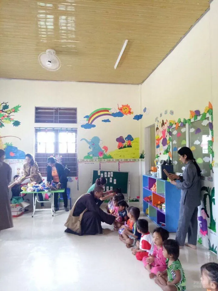 Quảng Trị: Chùa Sơn Thành mang trung thu đến với các em vùng dân tộc image-1731940429872