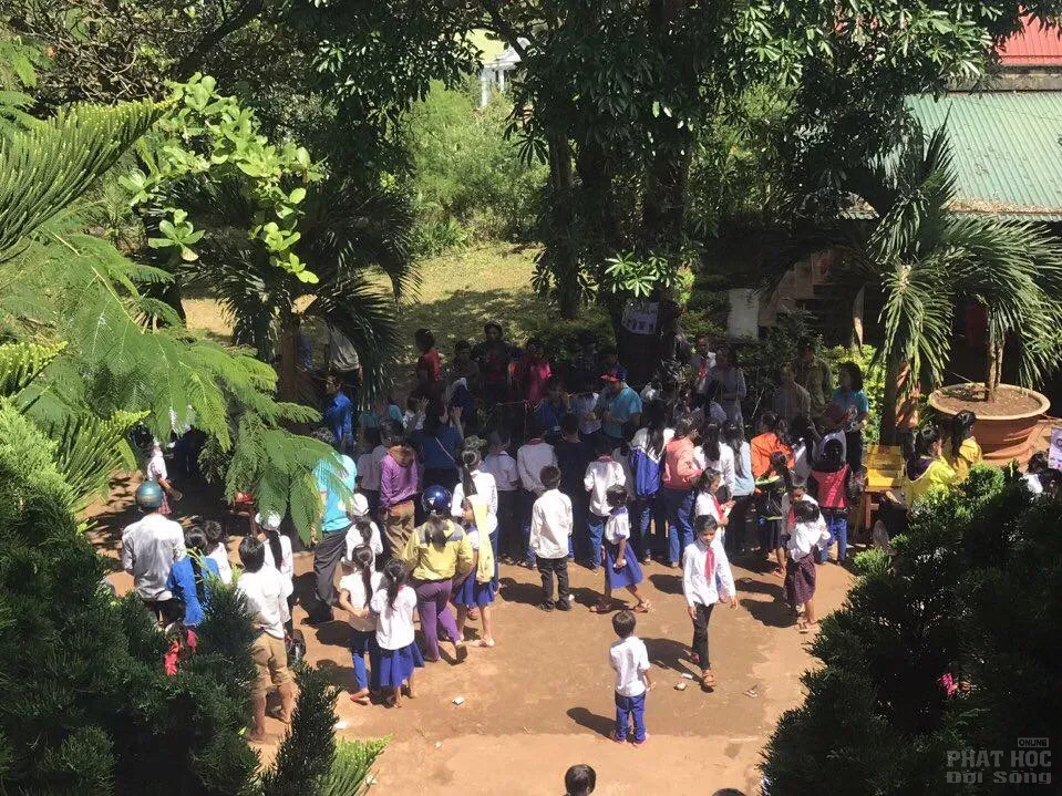 Quảng Trị: Chùa Sơn Thành mang trung thu đến với các em vùng dân tộc 2 Quảng Trị: Chùa Sơn Thành mang trung thu đến với các em vùng dân tộc image-1731940433733