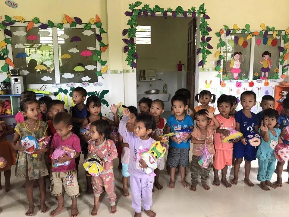 Quảng Trị: Chùa Sơn Thành mang trung thu đến với các em vùng dân tộc 3 Quảng Trị: Chùa Sơn Thành mang trung thu đến với các em vùng dân tộc image-1731940434881