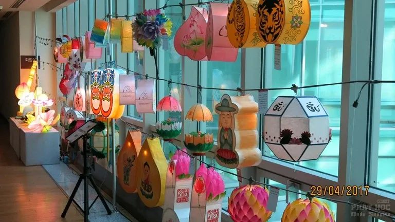 Rực rỡ lồng đèn Phật đản tại Hàn Quốc image-1731936409767