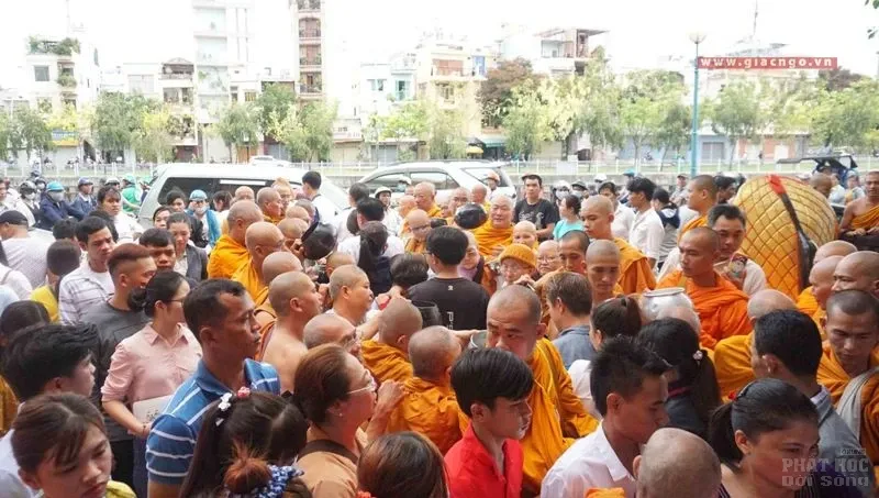 Sài Gòn: 100 đối tượng giả sư náo loạn cửa chùa Candarasi image-1732287465227