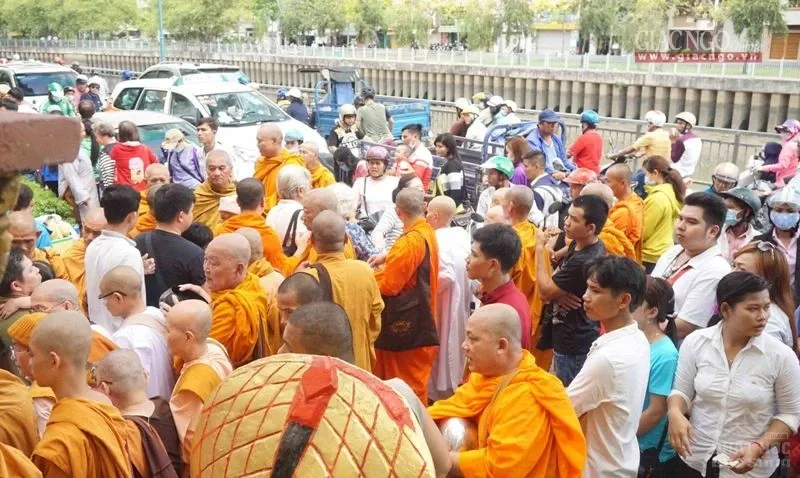 Sài Gòn: 100 đối tượng giả sư náo loạn cửa chùa Candarasi Sài Gòn: 100 đối tượng giả sư náo loạn cửa chùa Candarasi image-1732287467342