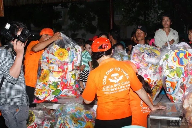 Sài Gòn: Chùa Bửu Châu chăm lo trung thu cho trẻ em image-1731919796413