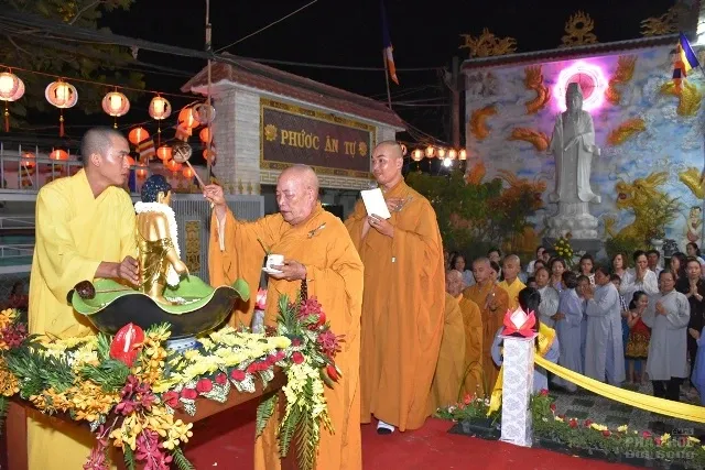 Sài Gòn: Chùa Phước Ân trang nghiêm lễ tắm Phật image-1732287645163