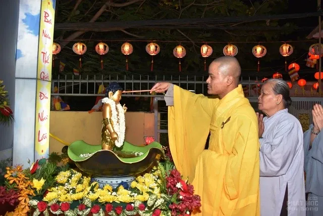 Sài Gòn: Chùa Phước Ân trang nghiêm lễ tắm Phật image-1732287646963