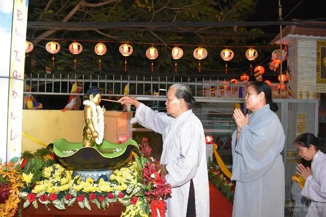 Sài Gòn: Chùa Phước Ân trang nghiêm lễ tắm Phật image-1732287647823