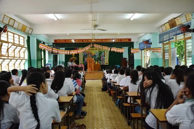 Sài Gòn: Học sinh lớp học CLB Thiện Duyên mừng lễ tắm Phật image-1731936372439