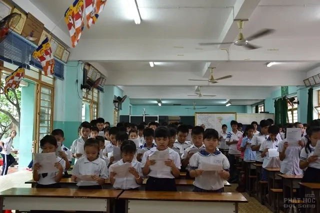 Sài Gòn: Học sinh lớp học CLB Thiện Duyên mừng lễ tắm Phật image-1731936375650