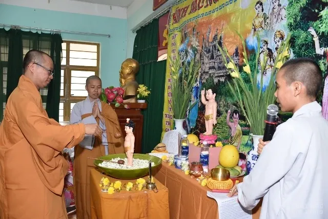 Sài Gòn: Học sinh lớp học CLB Thiện Duyên mừng lễ tắm Phật image-1731936376328
