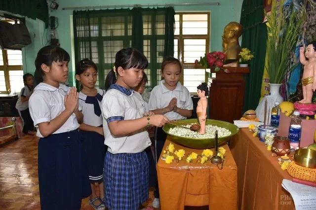 Sài Gòn: Học sinh lớp học CLB Thiện Duyên mừng lễ tắm Phật image-1731936377025