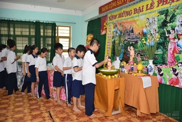Sài Gòn: Học sinh lớp học CLB Thiện Duyên mừng lễ tắm Phật image-1731936378370