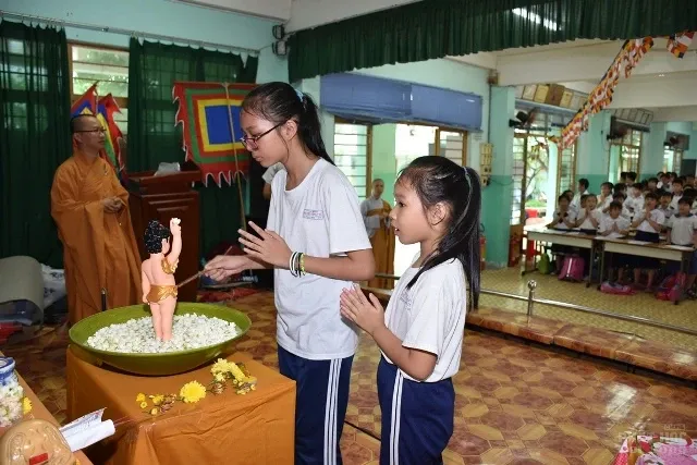 Sài Gòn: Học sinh lớp học CLB Thiện Duyên mừng lễ tắm Phật image-1731936379073