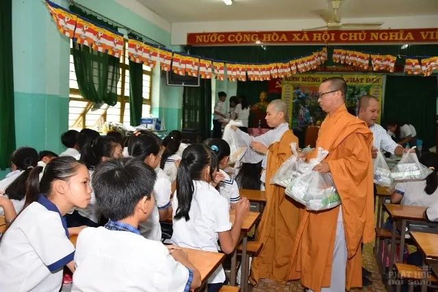 Sài Gòn: Học sinh lớp học CLB Thiện Duyên mừng lễ tắm Phật image-1731936379791