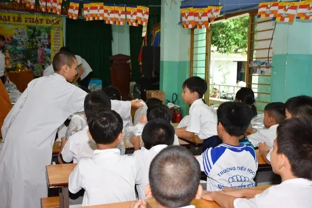 Sài Gòn: Học sinh lớp học CLB Thiện Duyên mừng lễ tắm Phật image-1731936380505