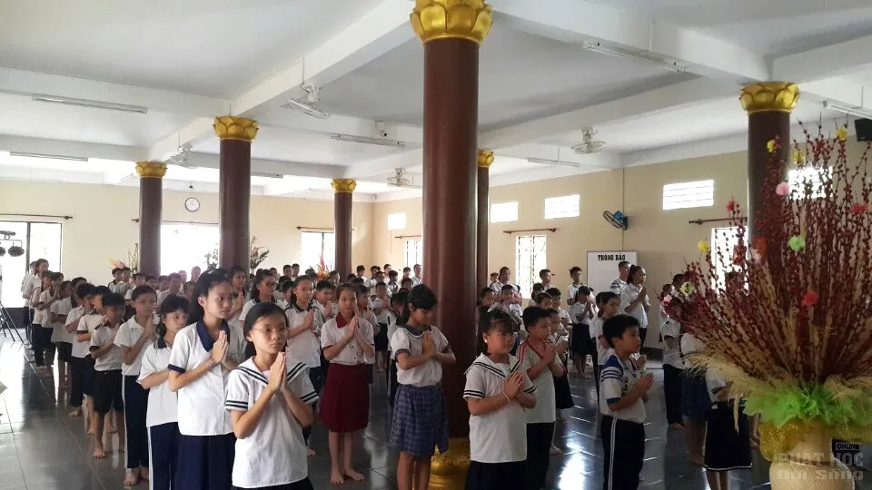 Sài Gòn: Học sinh đến chùa lễ Phật mỗi tháng 2 lần Sài Gòn: Nét đẹp học sinh đến chùa lễ Phật image-1731921630455