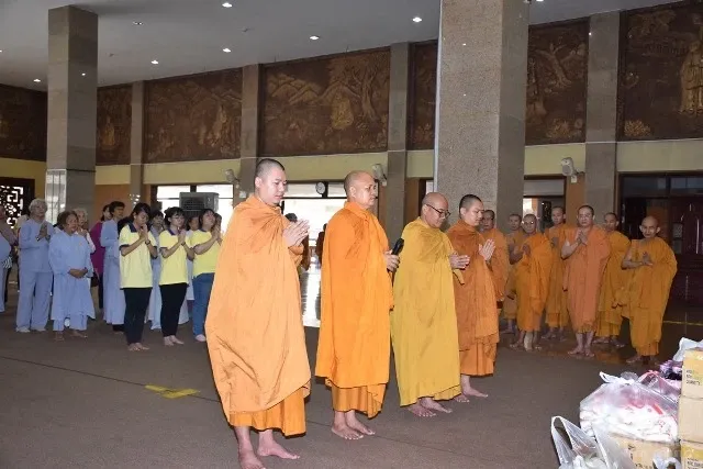 Sài Gòn: Tịnh xá Lộc Uyển cúng dường các trường hạ 3 Sài Gòn: Tịnh xá Lộc Uyển cúng dường các trường hạ image-1731748845270