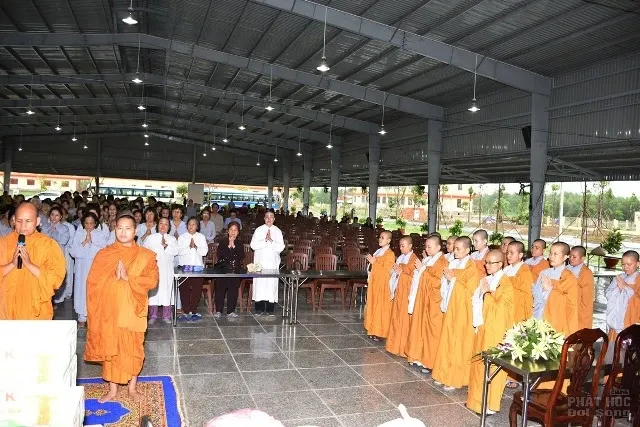 Sài Gòn: Tịnh xá Lộc Uyển cúng dường các trường hạ 5 Sài Gòn: Tịnh xá Lộc Uyển cúng dường các trường hạ image-1731748846339