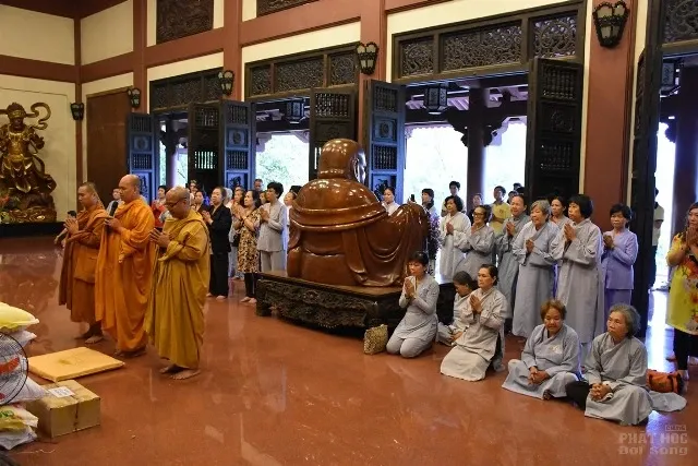 Sài Gòn: Tịnh xá Lộc Uyển cúng dường các trường hạ 6 Sài Gòn: Tịnh xá Lộc Uyển cúng dường các trường hạ image-1731748846951