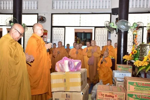 Sài Gòn: Tịnh xá Lộc Uyển cúng dường các trường hạ 8 Sài Gòn: Tịnh xá Lộc Uyển cúng dường các trường hạ image-1731748848154