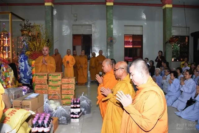 Sài Gòn: Tịnh xá Lộc Uyển cúng dường các trường hạ 10 Sài Gòn: Tịnh xá Lộc Uyển cúng dường các trường hạ image-1731748849187