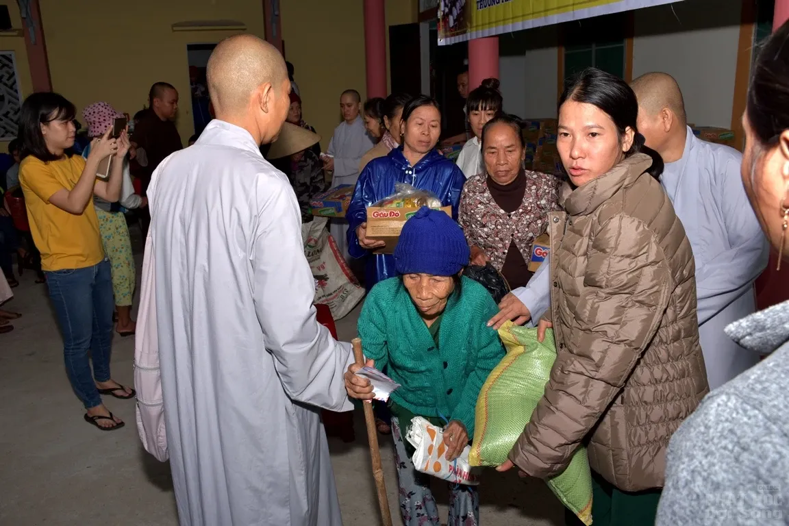 Chùa Phổ Giác từ thiện tại Quảng Trị Sóc Trăng: Chùa Phổ Giác từ thiện tại Quảng Trị image-1731941072274