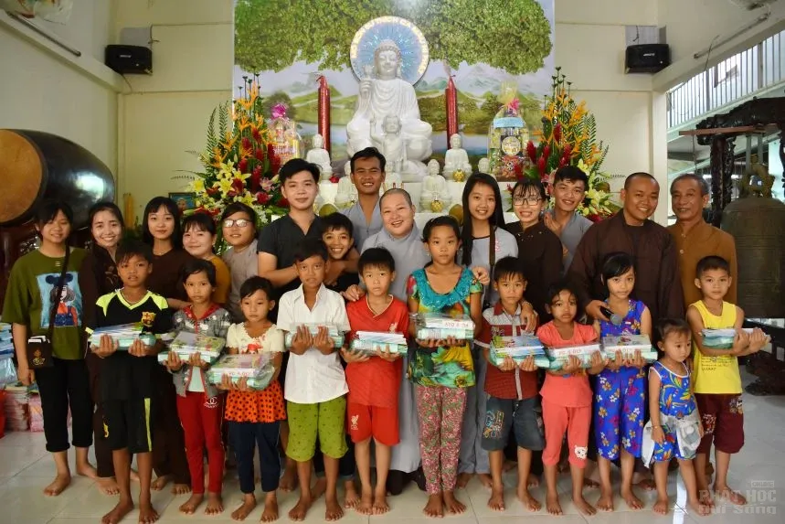 Sóc Trăng: Long trọng tổ chức lễ Vu lan Pl 2562 15 Sóc Trăng: Long trọng tổ chức lễ Vu lan Pl 2562 image-1732288331978