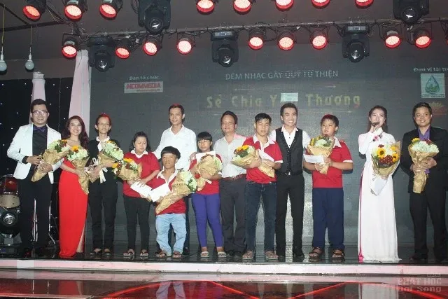 Sôi động đêm nhạc gây quỹ từ thiện “Sẻ Chia Yêu Thương” image-1731725547352