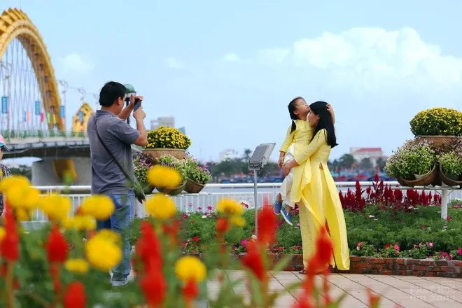 Sông Hàn Đà Nẵng 'khoác áo' hoa đón Tết 3 Sông Hàn Đà Nẵng 'khoác áo' hoa đón Tết image-1731931836664